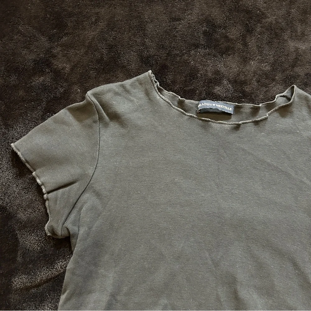 Brandy Melville Black Lettuce-Edge Baby Tee - Picture 3 of 4